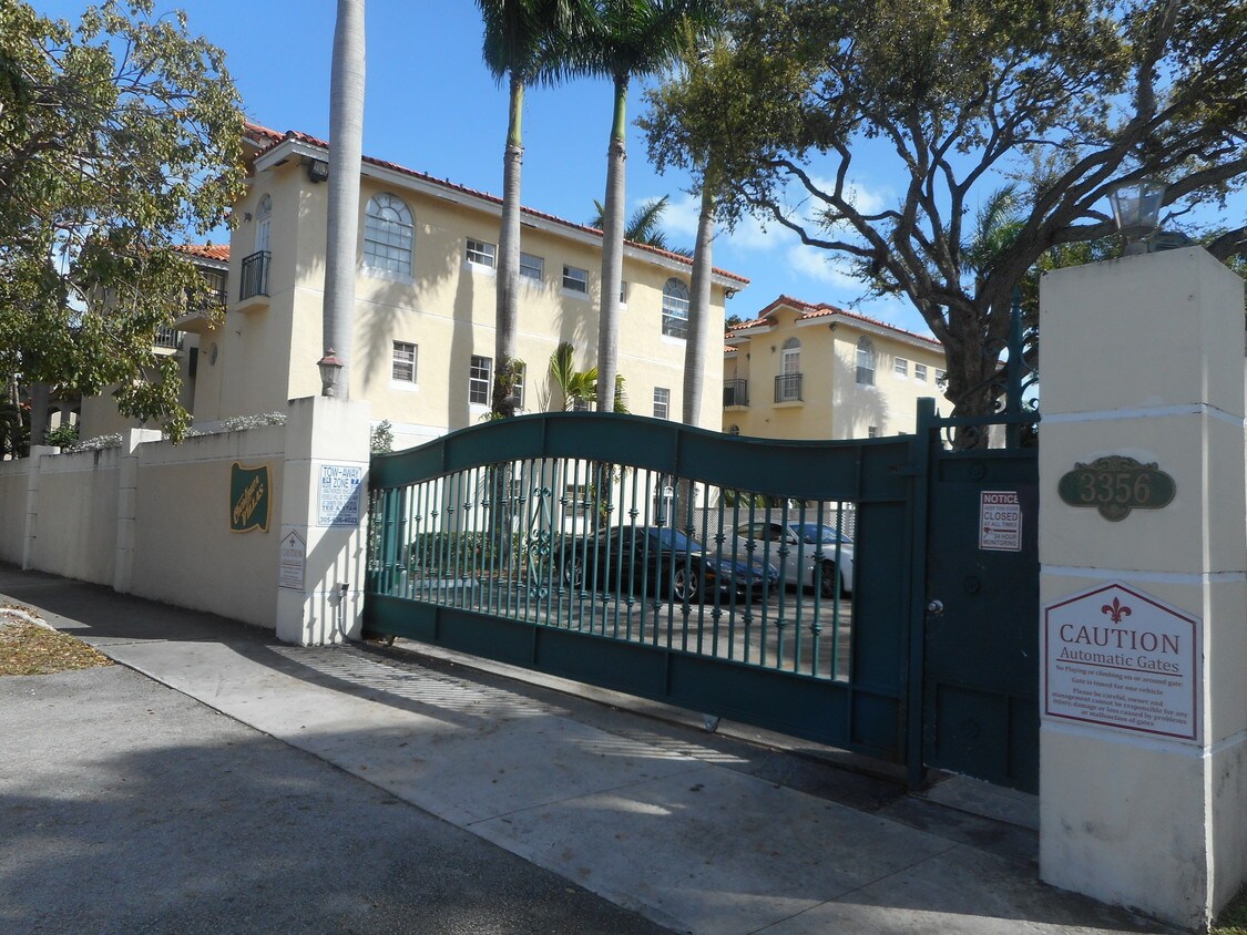 Estacionamiento cerrado/entrada - 3356 Bird Ave