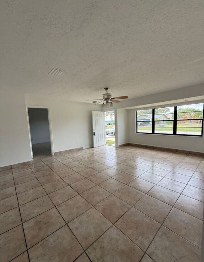 Building Photo - 3/2/1 with screened in patio/pool