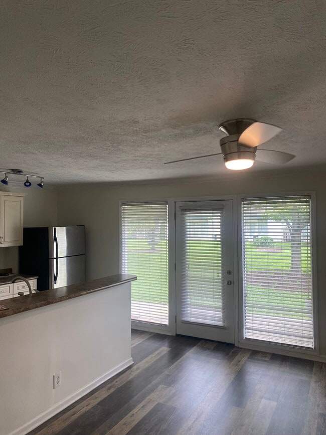 Building Photo - 802 E Main St