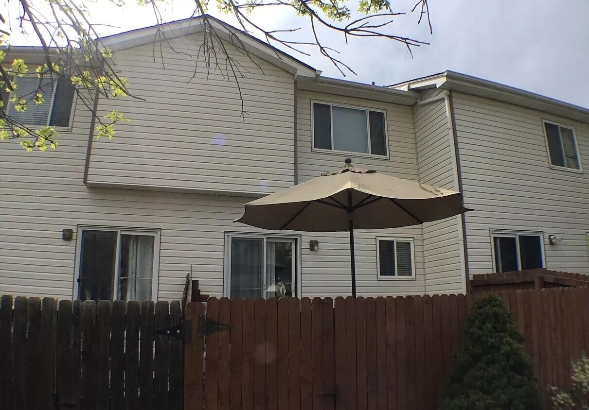 Beautiful townhome is Crown Point II! - Beautiful townhome is Crown Point II!
