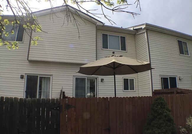 Beautiful townhome is Crown Point II! - Beautiful townhome is Crown Point II!