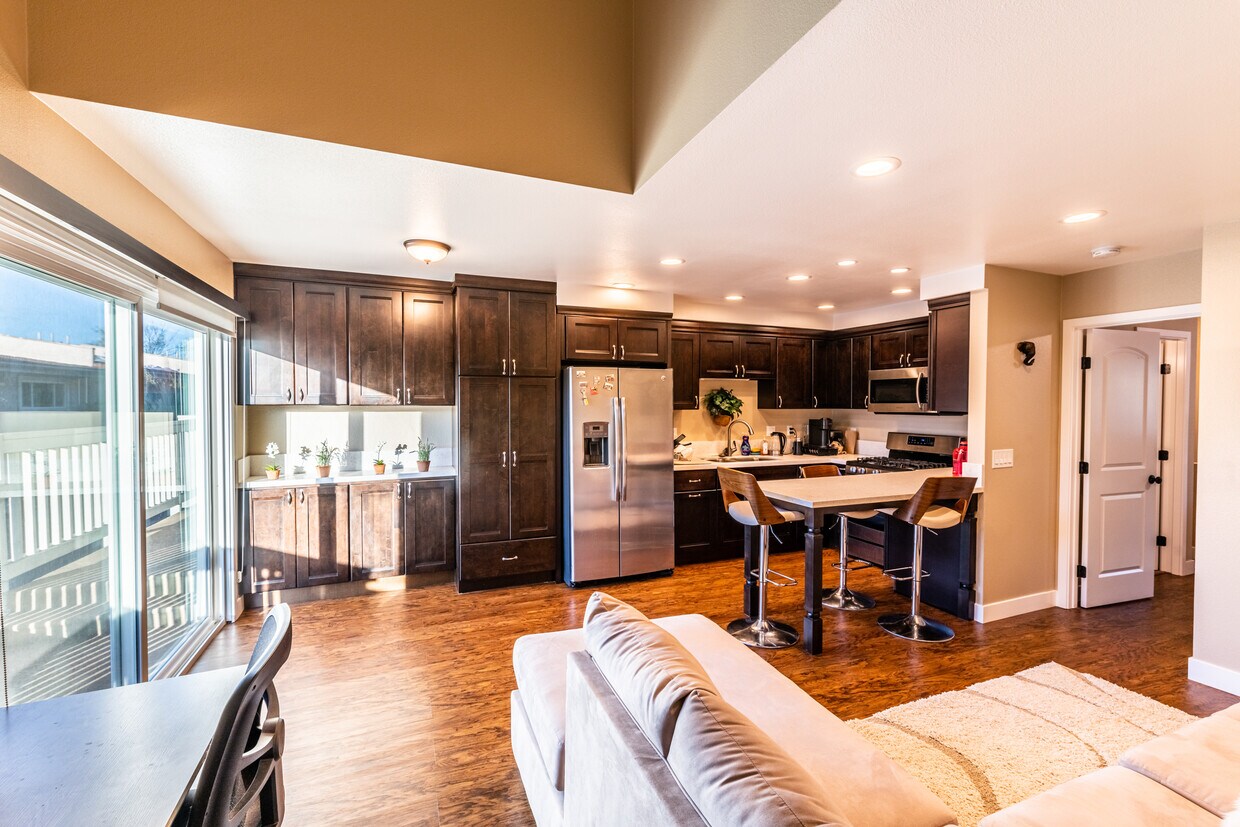 Foto principal - 23821 Hillhurst Dr