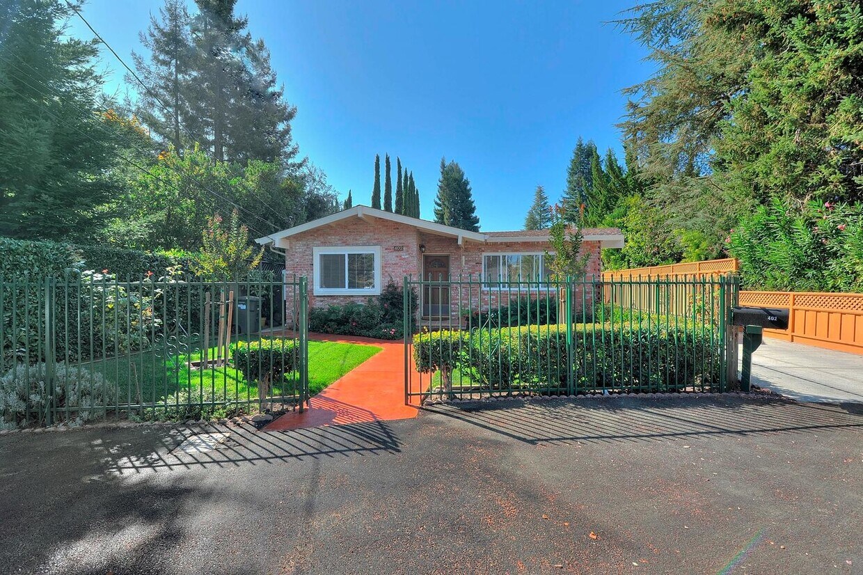 Primary Photo - 402 W Oakwood Blvd