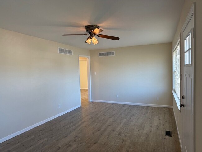 Foto del edificio - REMODELED Two Bedroom Two Bath Home in Overland, Mo.