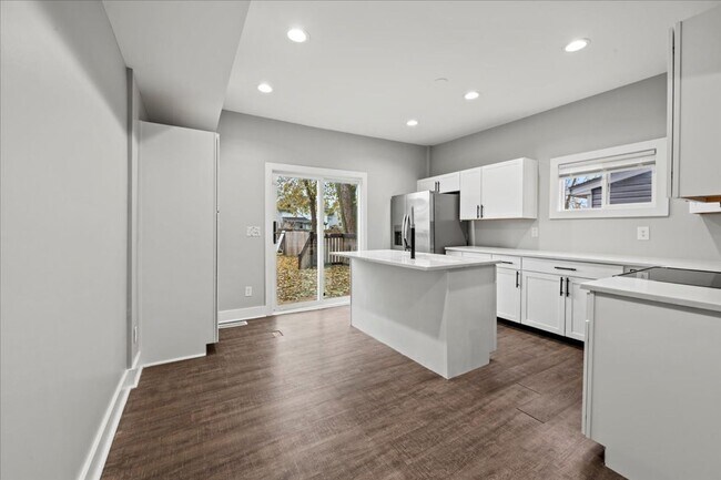 Building Photo - 203-203 N Gray St