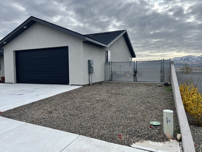 Foto del edificio - 930 Lonnie Ln