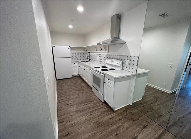 Building Photo - 2821 Los Felices Cir W