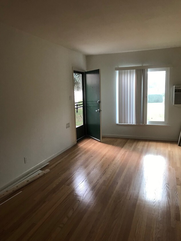 Primary Photo - 213 W Maple St