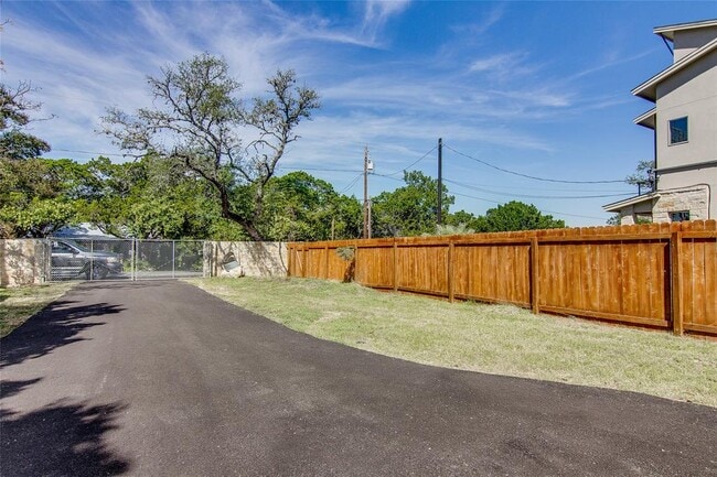 Foto del edificio - 6407 Hopkins Dr