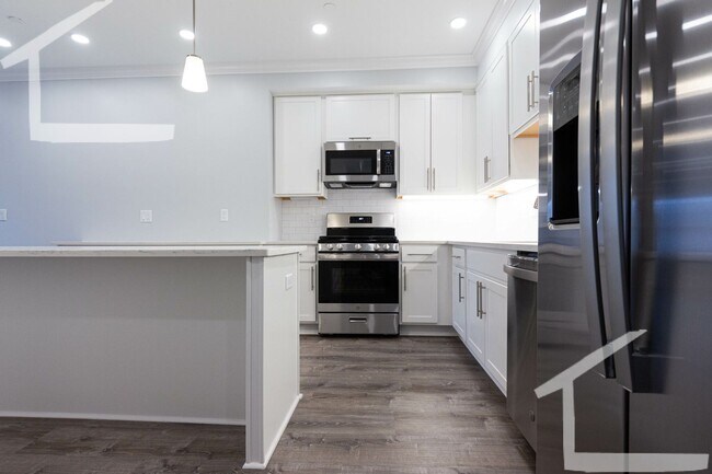 Foto del edificio - New, Spacious 4bed near the B Line!