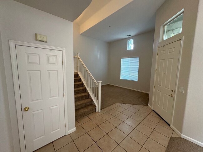 Foto del edificio - Great Two Story Large Bedroom, Bath Downstairs