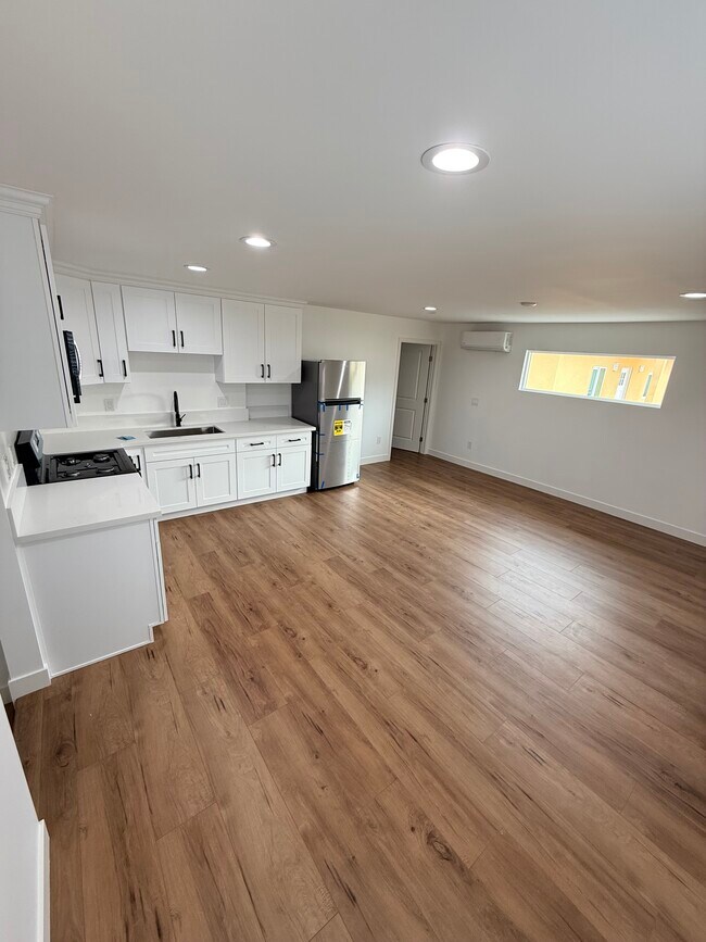 Foto del edificio - 9136 Clancey Ave