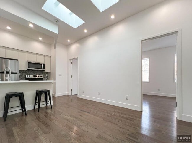 Building Photo - 2 bedroom in Brooklyn NY 11222