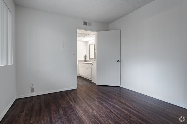 1BR, 1BA - 627 SF - #114 - 825 S. Hobart Blvd.