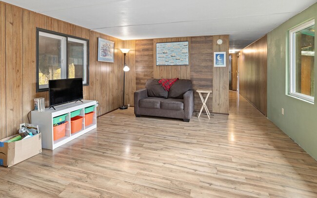 Building Photo - Spacious 2-Bed, 1-Bath Rental with Bonus R...