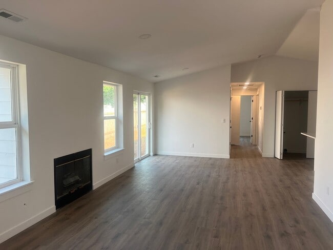 Building Photo - 724 SE 135th Ct