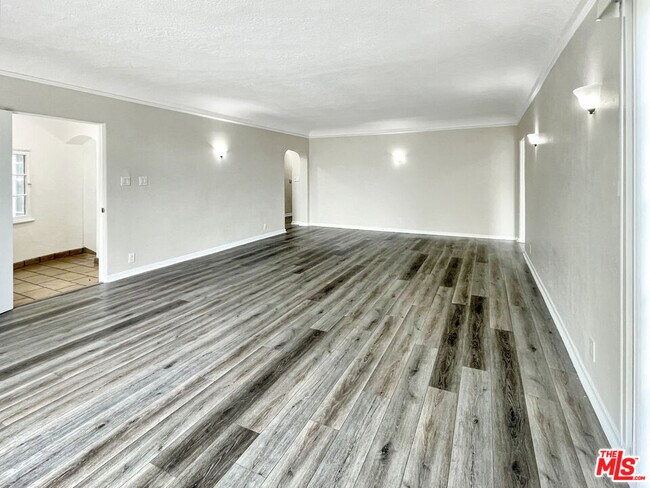 Foto del edificio - 124 N Mansfield Ave