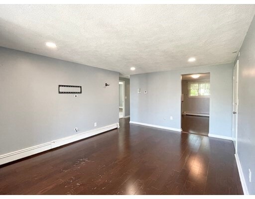 Building Photo - 4 Woodcrest Ct