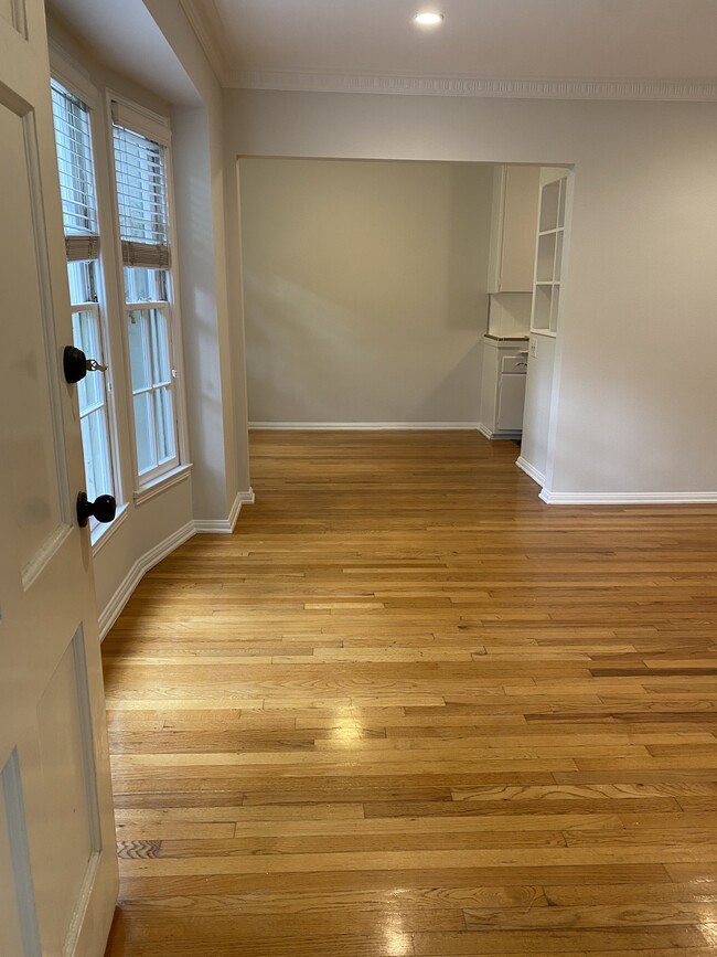 Building Photo - 8565 Holloway Dr