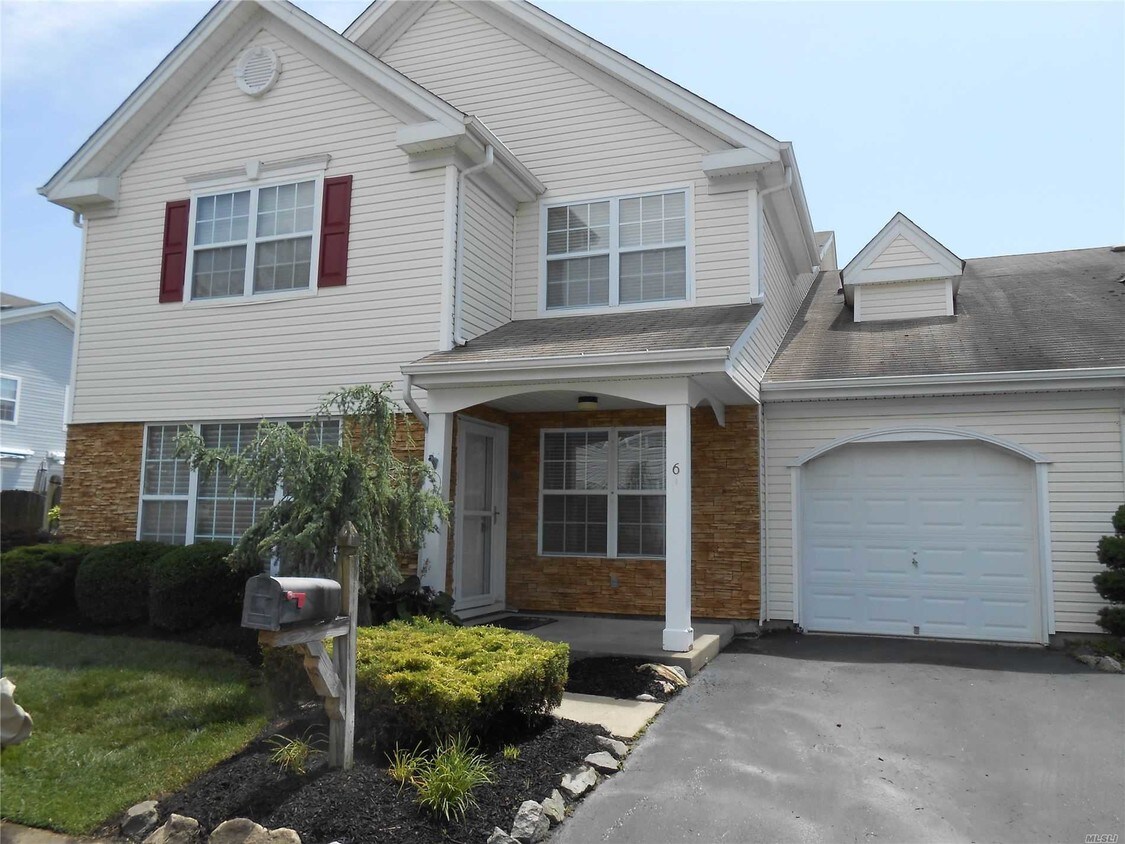 6 Sara Ln, Middle Island, NY 11953 Condo for Rent in Middle Island