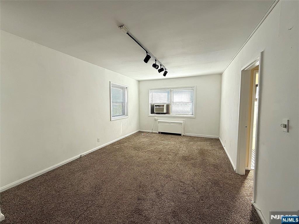Primary Photo - 3060 Edwin Ave