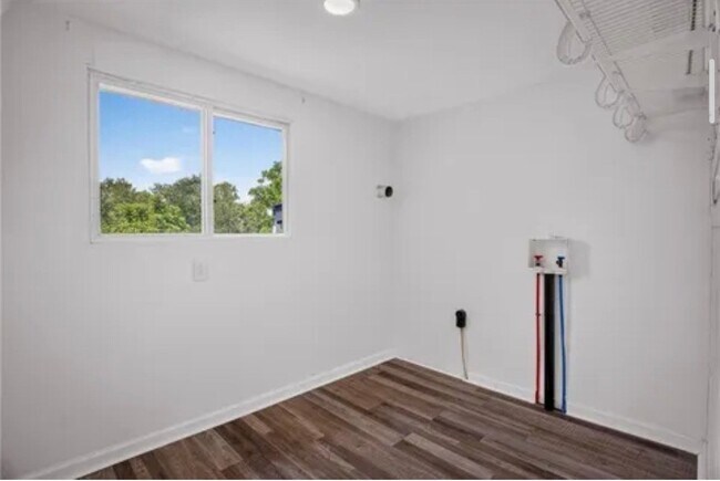 Building Photo - 6 Hemlock St