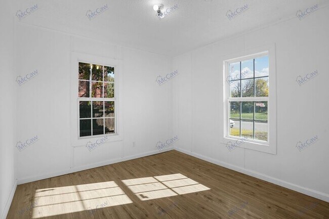 Foto del edificio - 4912 Donnelly Ave