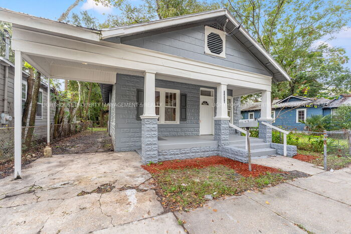 Foto principal - Renovated 3 Bed/1 Bath Home with Large Fen...