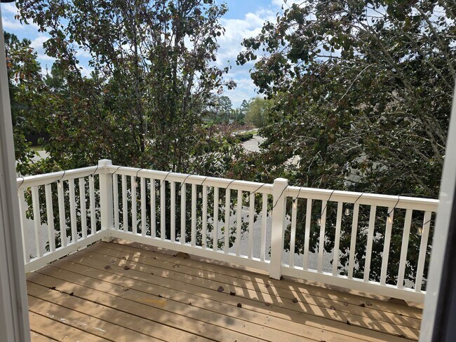 Foto del edificio - 3 bedroom 3 bath townhouse with one car ga...
