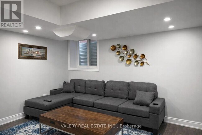 Building Photo - 5 Bavenden Cres