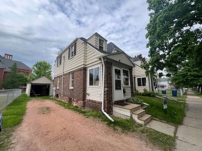 Building Photo - 620-622-622 Henrietta St