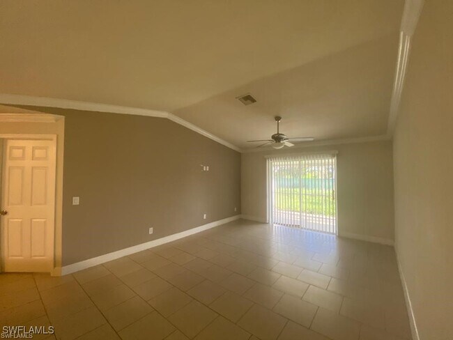 Foto del edificio - 916-918 Ainsworth St W