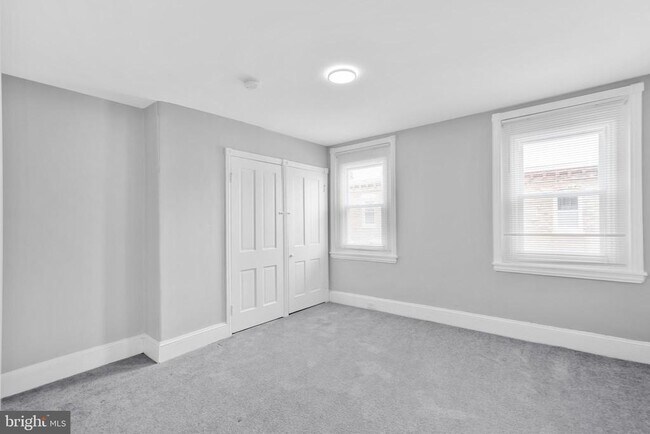 Foto del edificio - 2446 W Firth St