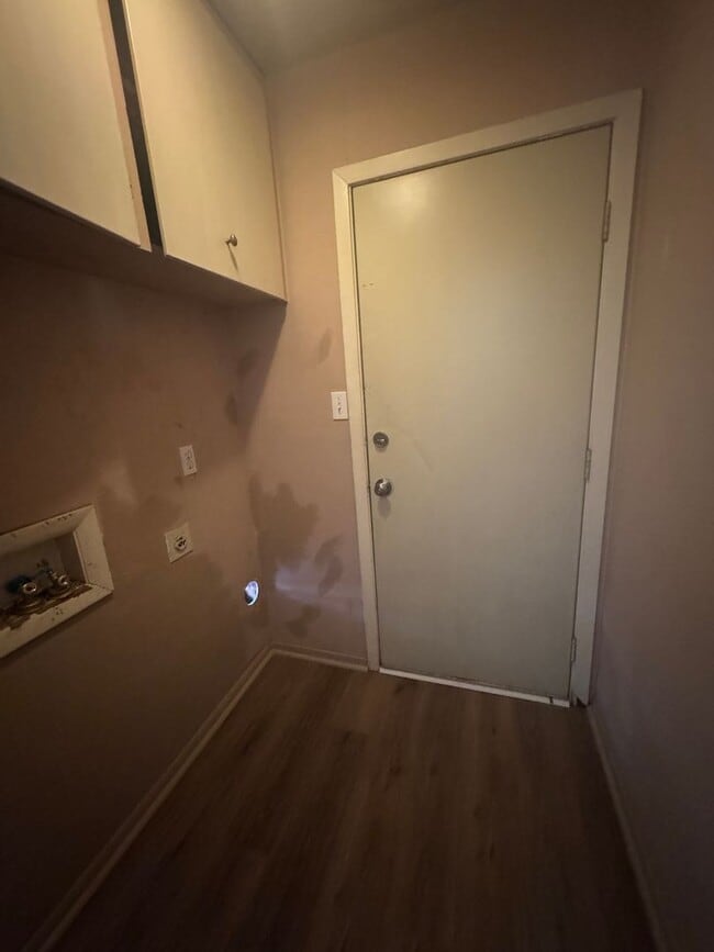 Building Photo - Located near 6th street!!! 1/1 with washer dryer hookups