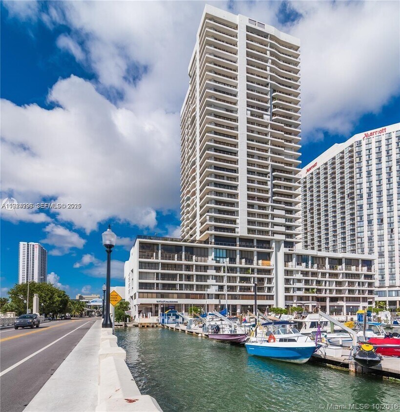 Foto principal - 555 NE 15th St