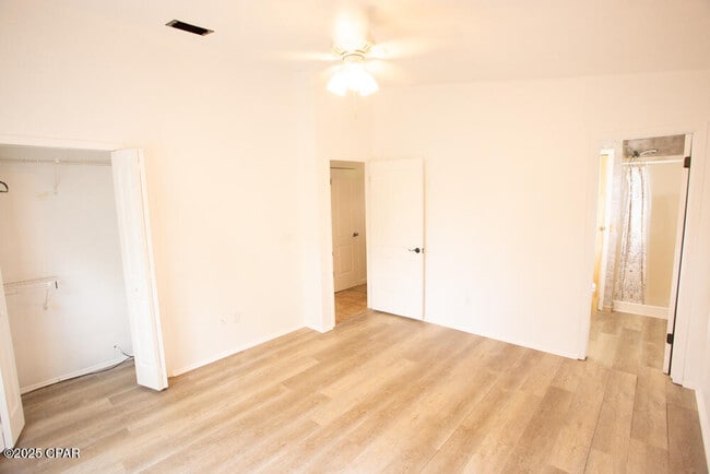 Foto del edificio - 6319 Elm St