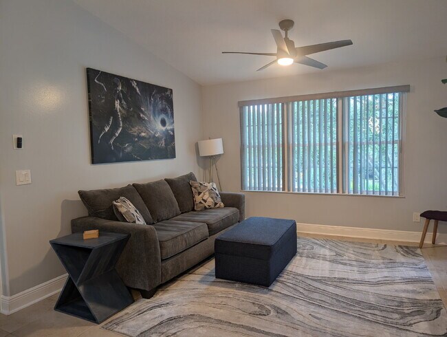 Foto del edificio - Absolutely Stunning Upgraded and FURNISHED...
