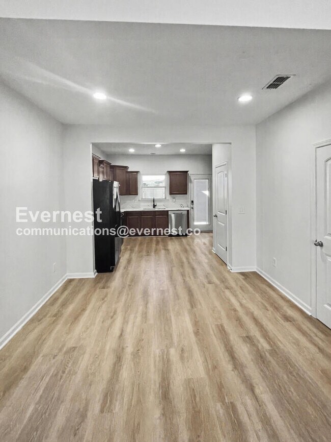 Foto del edificio - 2 Bed/2.5 Bath Townhome with Fenced Yard / Pet-Friendly / Available Now!