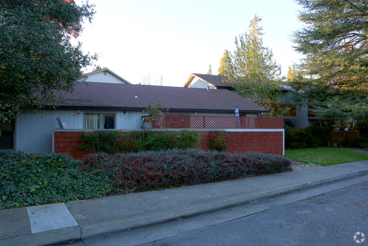 Building Photo - Golden Ridge Apts