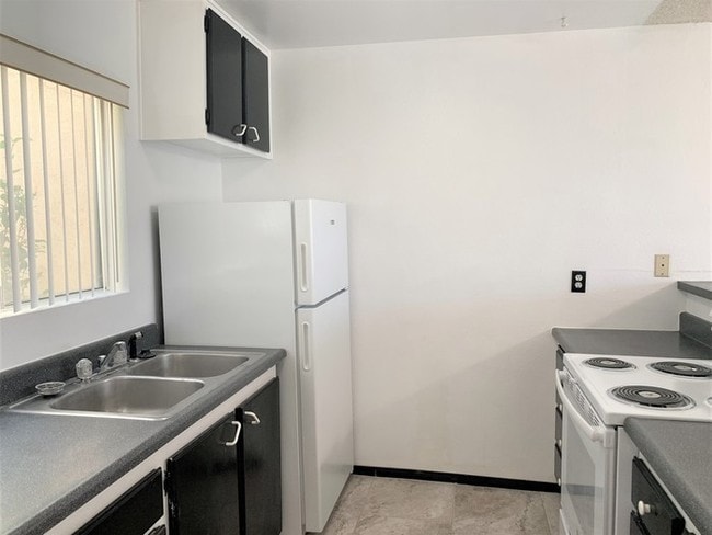 Building Photo - 6675 Mission Gorge Rd