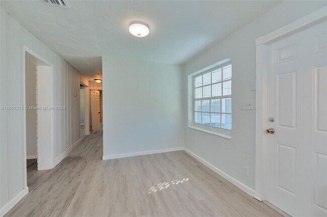 Building Photo - 6130 SW 32nd St
