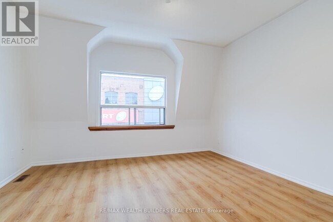 Photo du bâtiment - 2443 Dundas St W