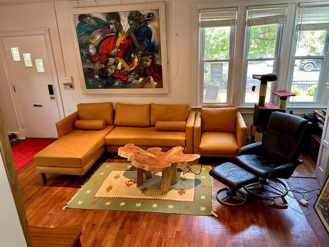 Sala de estar con chimenea - 5211 14th St NW