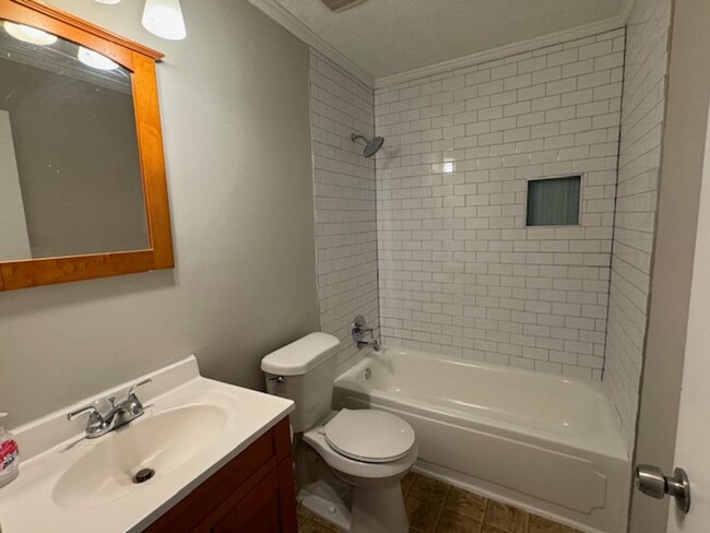 Building Photo - 2 Bedroom Condo Available for Immediate Oc...