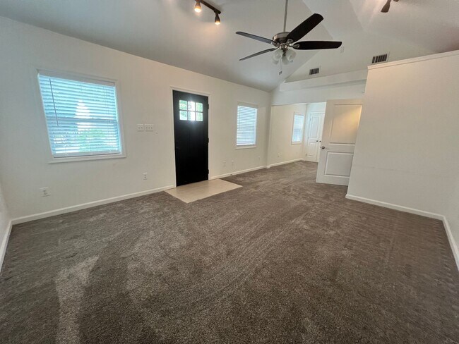 Foto del edificio - Lovely 2 BR/1 BA Single-Family Home in Gam...