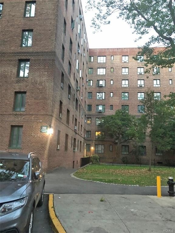 Foto principal - 2100 E Tremont Ave