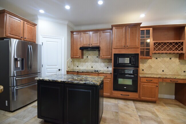 Building Photo - 3104 Sabine Cove