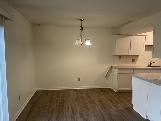Building Photo - 13952 Oakbrook Dr