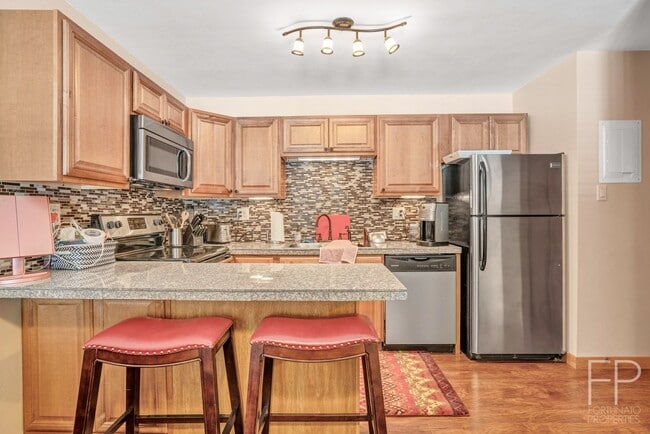 Building Photo - Year lease! Furnished, Move in 8/23/25! 10...