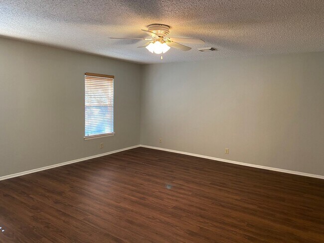 Foto del edificio - 3 Bedroom 2 1/2 bath Parkwood Subdivision